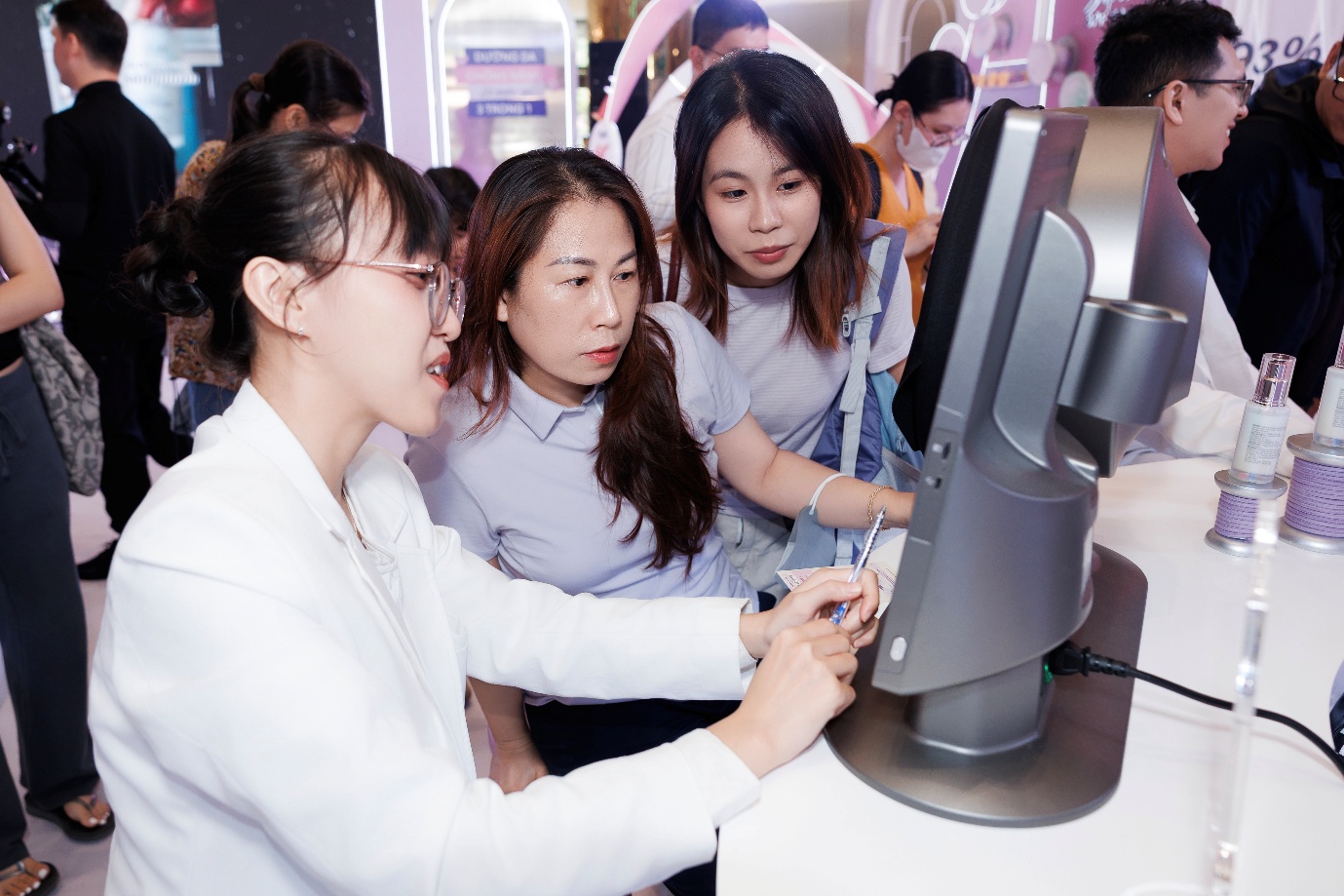 Qu&acirc;n A.P, hoa hậu Thanh Thuỷ, V&otilde; Điền Gia Huy nổi bật tại sự kiện của OLAY- Ảnh 5.