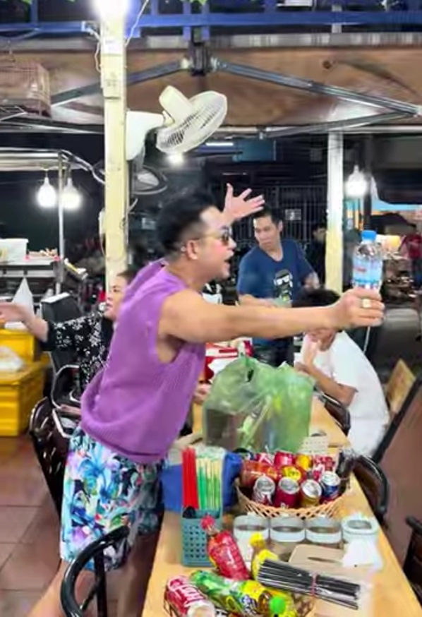 Nam ca sĩ sang Campuchia hô to: "Việt Nam muôn năm!" - Ảnh 2.