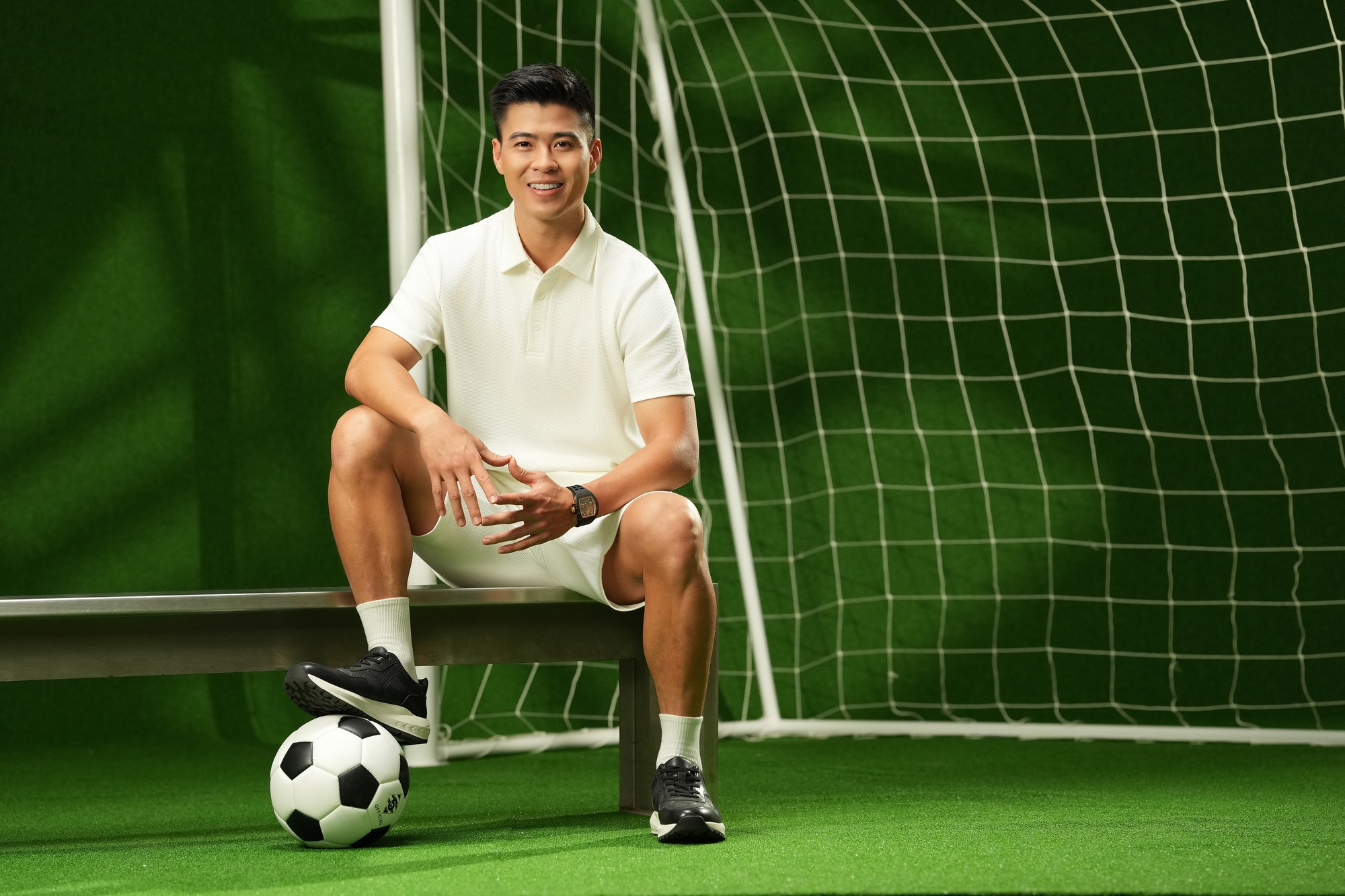 Trung vệ Đỗ Duy Mạnh ghi b&agrave;n ấn tượng v&agrave;o khung th&agrave;nh thời trang của Aristino - Ảnh 1.