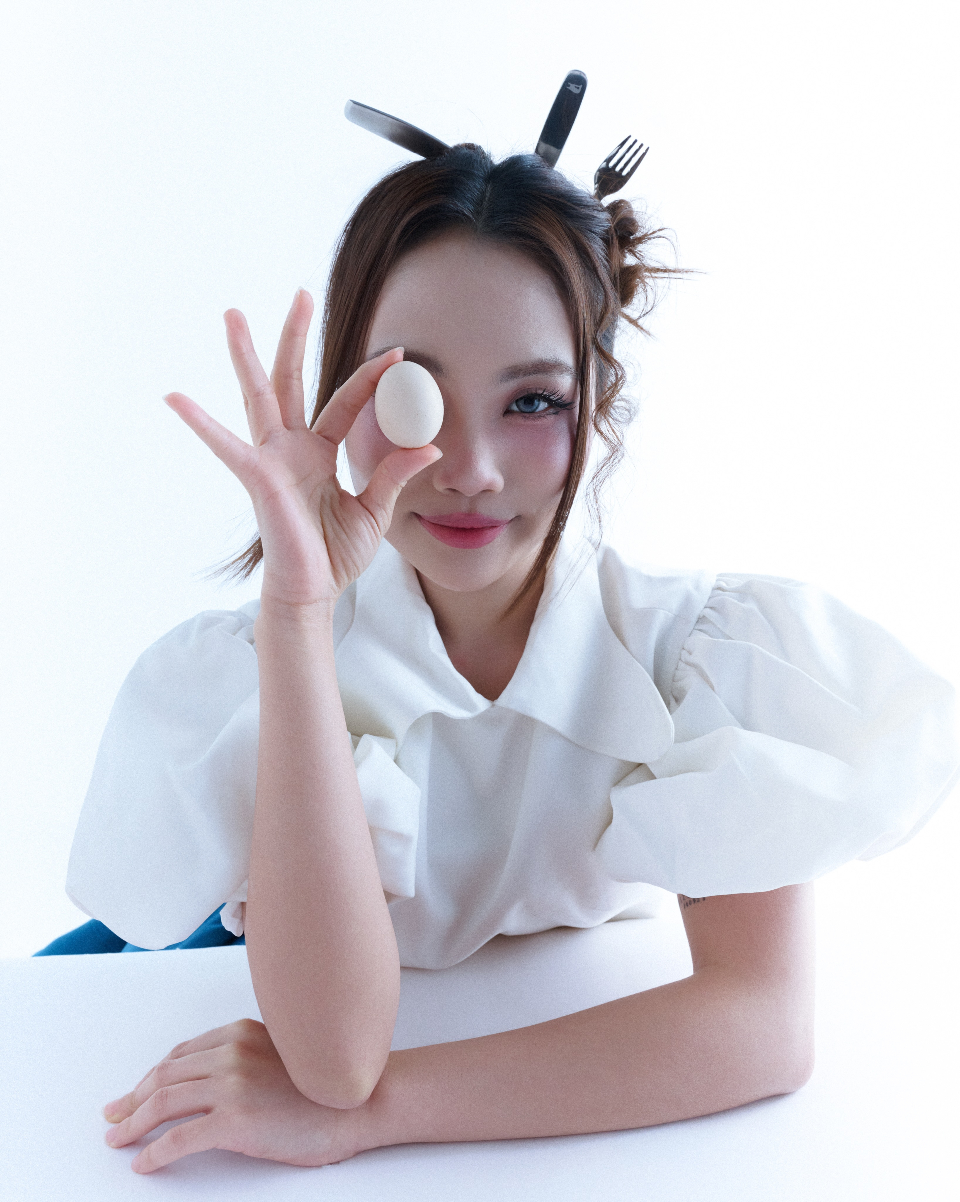Người cũ của Sơn T&ugrave;ng M-TP mở nh&agrave; h&agrave;ng, tập hợp "kỳ quan nhan sắc" của Vbiz v&agrave;o bộ ảnh nghệ như tạp ch&iacute; thời trang- Ảnh 12.