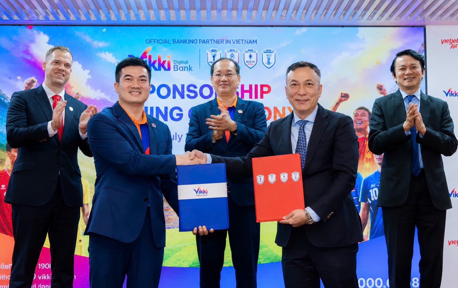 Vikki Digital Bank đồng h&agrave;nh c&ugrave;ng ASEAN United FC kết nối t&agrave;i ch&iacute;nh số với đam m&ecirc; b&oacute;ng đ&aacute;- Ảnh 2.