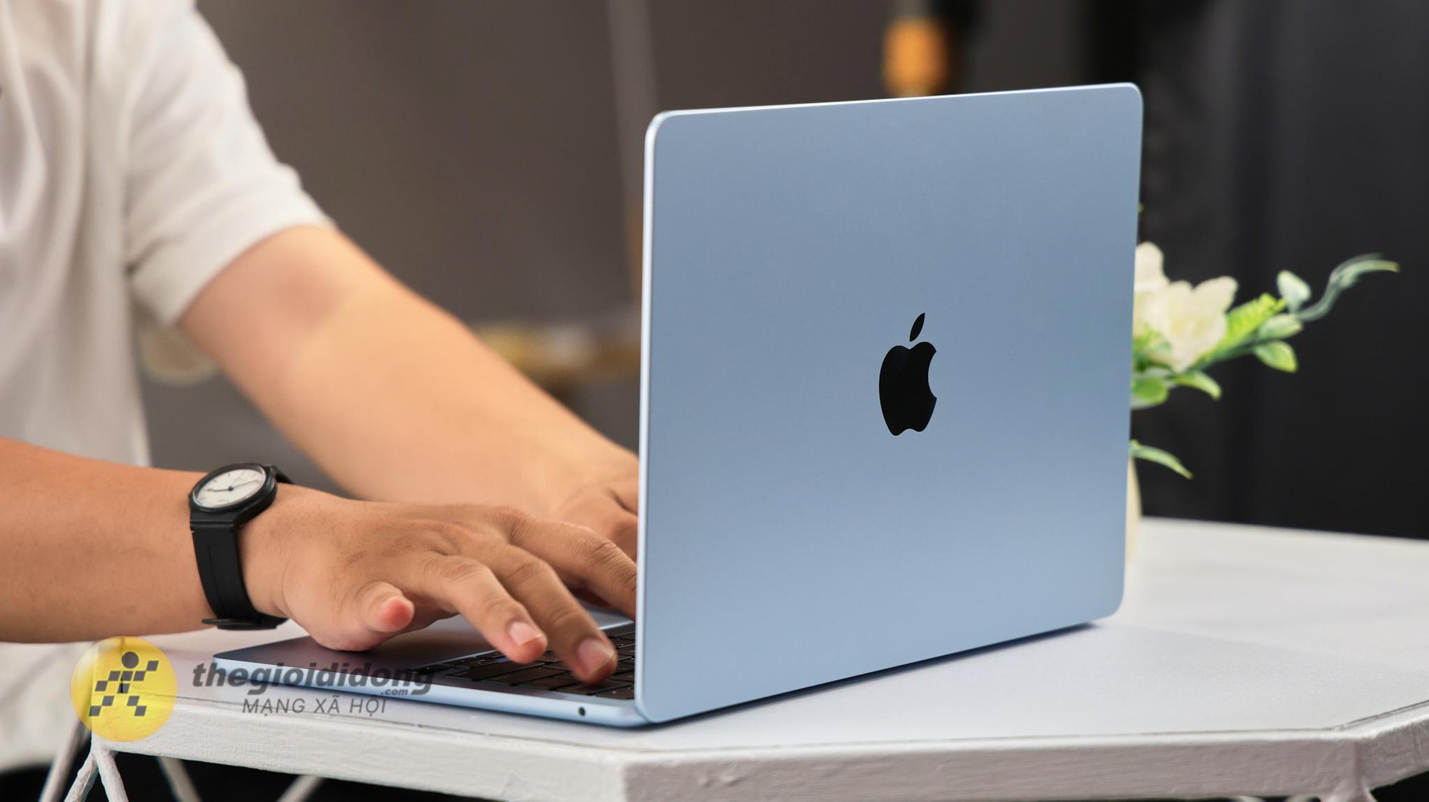 Thường xuy&ecirc;n l&agrave;m việc ngo&agrave;i văn ph&ograve;ng, MacBook c&oacute; thể l&agrave; khoản đầu tư đ&aacute;ng c&acirc;n nhắc - Ảnh 1.