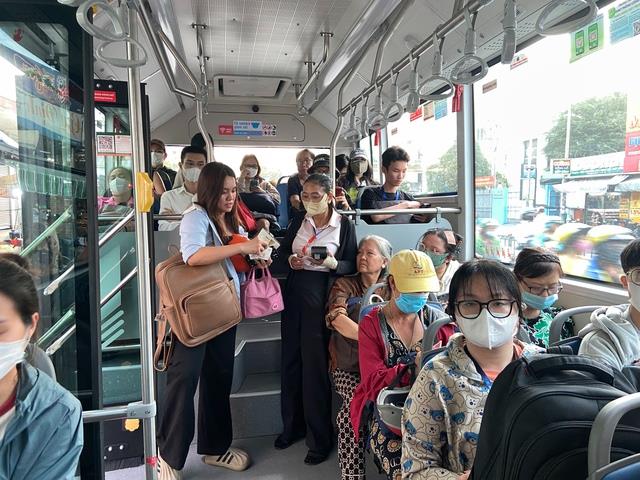 Xe bu&yacute;t kh&ocirc;ng c&ograve;n l&agrave; phương &aacute;n B: Điều g&igrave; đang thay đổi trong th&oacute;i quen đi lại của người TP.HCM? - Ảnh 1.