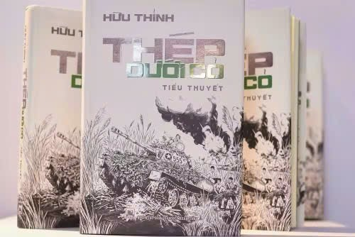 Nhà thơ Hữu Thỉnh viết tiểu thuyết “Thép dưới cỏ”- Đi tìm lời giải về sức mạnh dân tộc - Ảnh 1.
