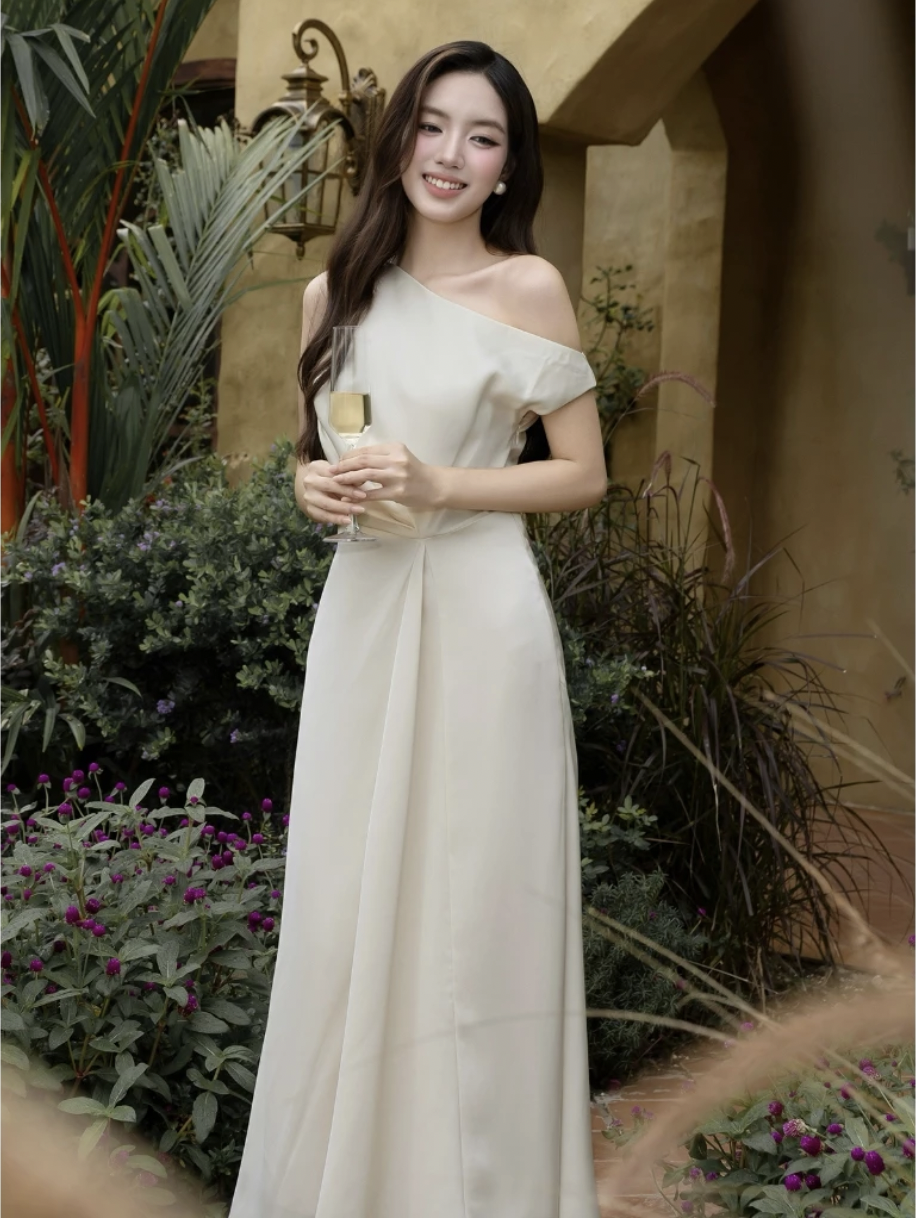 Đẹp và cao sang như Hà Tăng khi hóa thân thành "Nam Phương Hoàng hậu": Đầm lụa trắng tôn lên vẻ đẹp quý phái vượt thời gian- Ảnh 13.