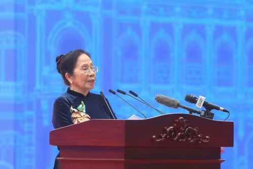 Người b&aacute;c sĩ chọn ở lại c&ugrave;ng th&agrave;nh phố: Nửa thế kỷ y đức v&agrave; h&agrave;nh tr&igrave;nh hồi sinh những mầm sống - Ảnh 1.