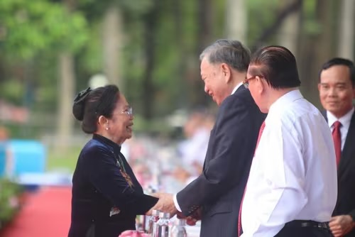 Người b&aacute;c sĩ chọn ở lại c&ugrave;ng th&agrave;nh phố: Nửa thế kỷ y đức v&agrave; h&agrave;nh tr&igrave;nh hồi sinh những mầm sống - Ảnh 2.
