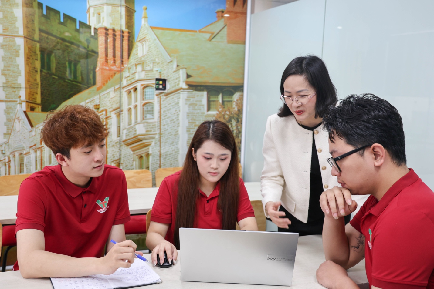 Trường Đại học Trưng Vương: Một ng&agrave;y của c&ocirc;ng d&acirc;n thời đại mới trong m&ocirc;i trường gi&aacute;o dục "l&agrave;m chủ thay đổi"- Ảnh 2.