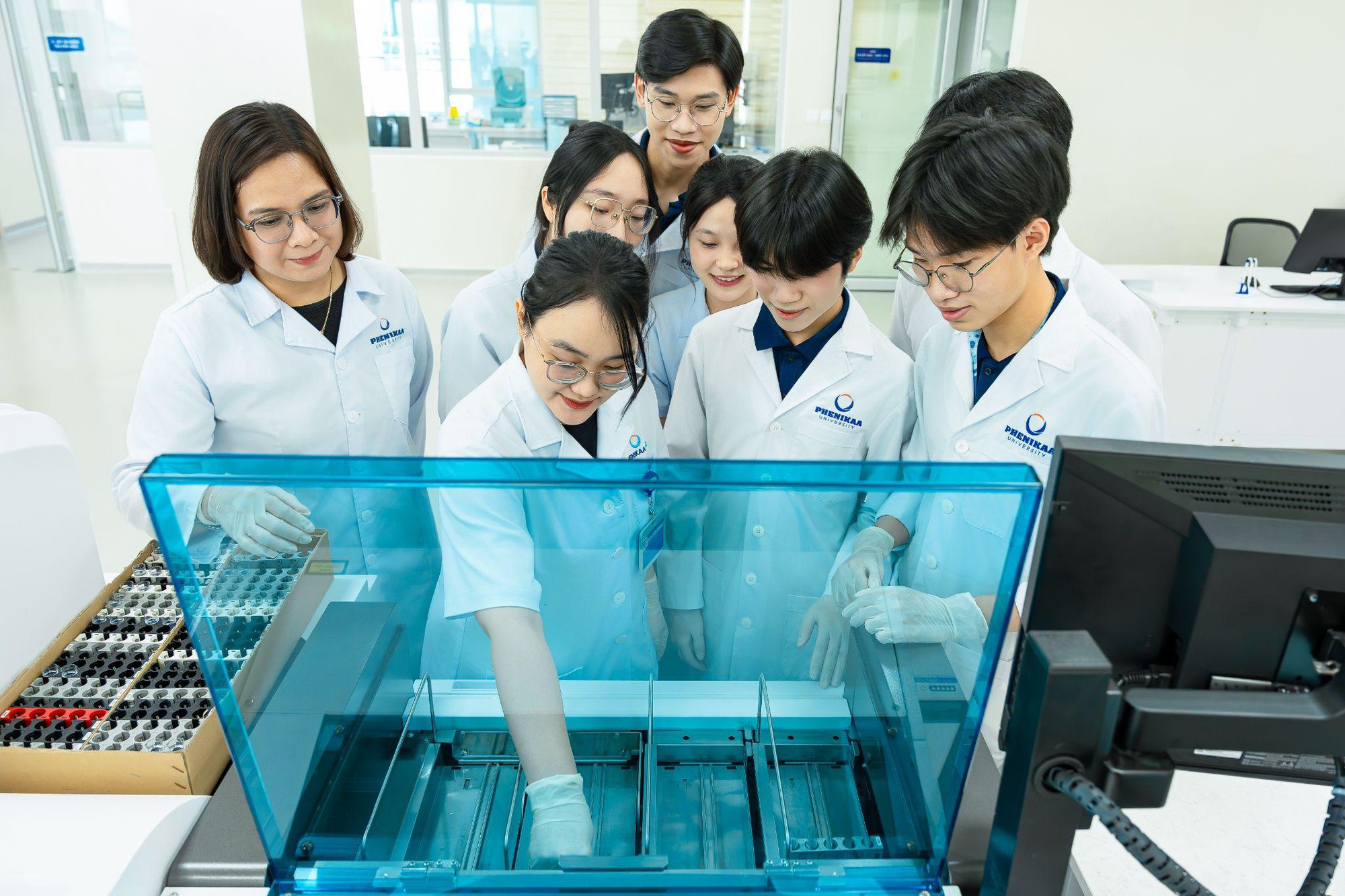 Kh&ocirc;ng đứng trước b&agrave;n mổ, vẫn c&oacute; thể bước v&agrave;o trung t&acirc;m của y học hiện đại- Ảnh 1.