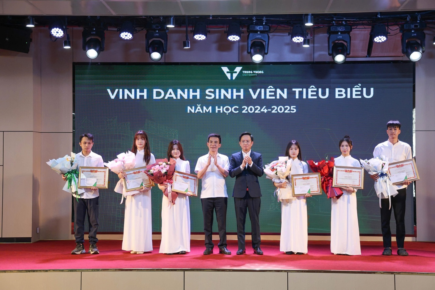Trường Đại học Trưng Vương: Một ng&agrave;y của c&ocirc;ng d&acirc;n thời đại mới trong m&ocirc;i trường gi&aacute;o dục "l&agrave;m chủ thay đổi"- Ảnh 7.