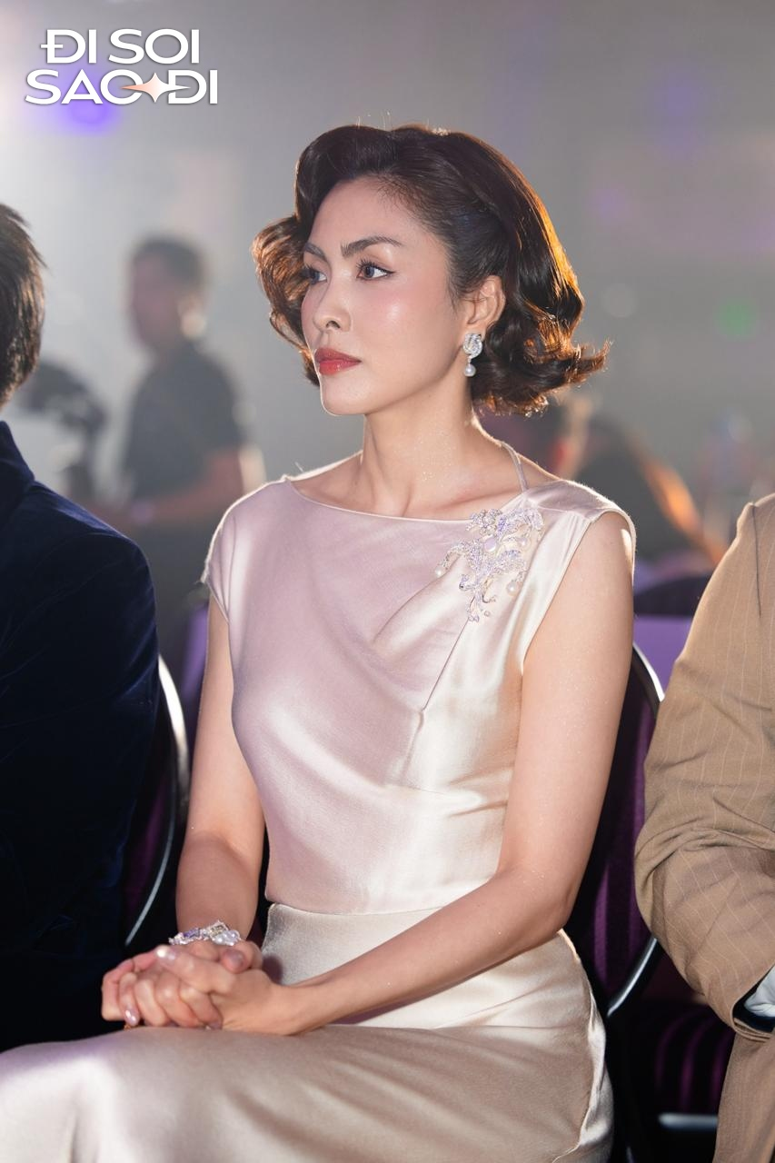 Đẹp và cao sang như Hà Tăng khi hóa thân thành "Nam Phương Hoàng hậu": Đầm lụa trắng tôn lên vẻ đẹp quý phái vượt thời gian- Ảnh 3.