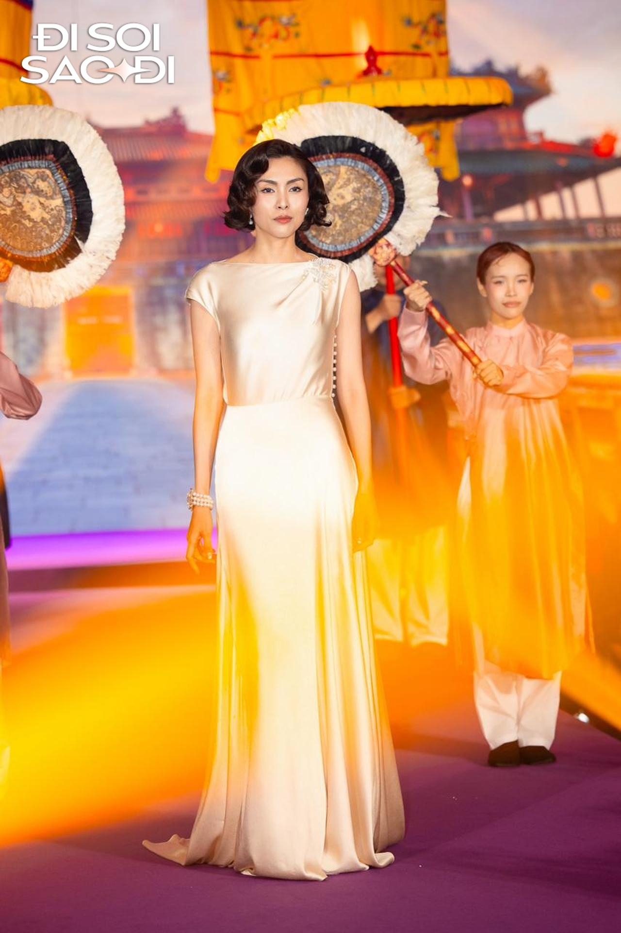 Đẹp và cao sang như Hà Tăng khi hóa thân thành "Nam Phương Hoàng hậu": Đầm lụa trắng tôn lên vẻ đẹp quý phái vượt thời gian- Ảnh 4.