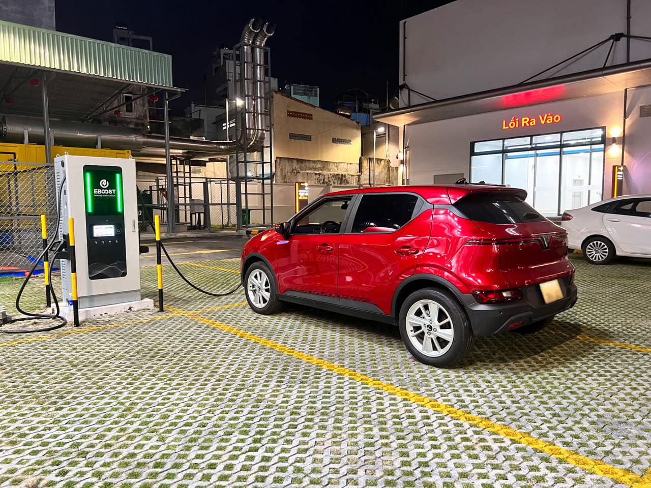 EBOOST nhận đầu tư chiến lược từ Grab, mở rộng mạng lưới trạm sạc xe điện tại Việt Nam - Ảnh 1.