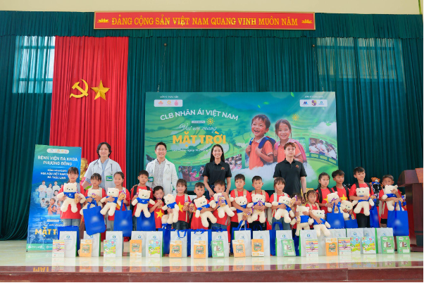 Bệnh viện Đa khoa Phương Đ&ocirc;ng nối d&agrave;i h&agrave;nh tr&igrave;nh nh&acirc;n &aacute;i c&ugrave;ng Hoa hậu Việt Nam H&agrave; Tr&uacute;c Linh tại Lai Ch&acirc;u - Ảnh 1.