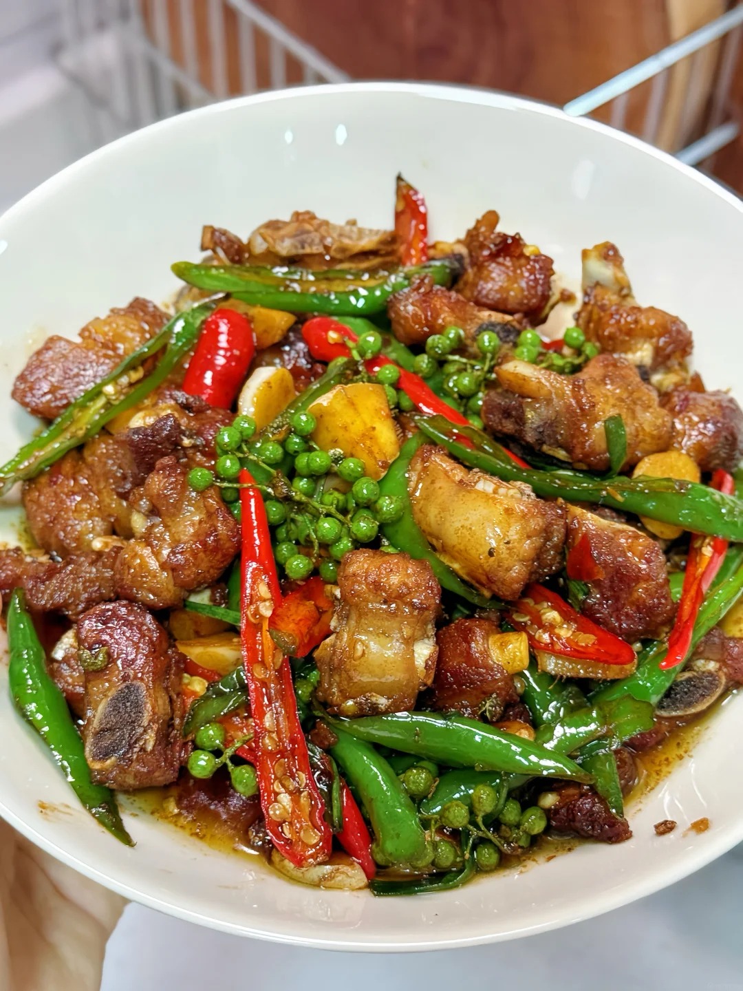 Sườn rang ti&ecirc;u xanh thơm nức: Lớp vỏ v&agrave;ng gi&ograve;n, cay t&ecirc; vừa đủ, c&agrave;ng ăn c&agrave;ng 