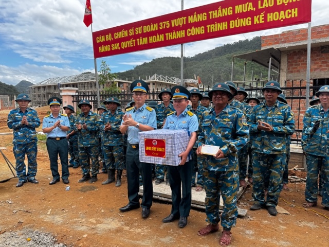 Hành trình lên Tây Giang: Viết tiếp nghĩa tình quân dân nơi biên cương - Ảnh 2.