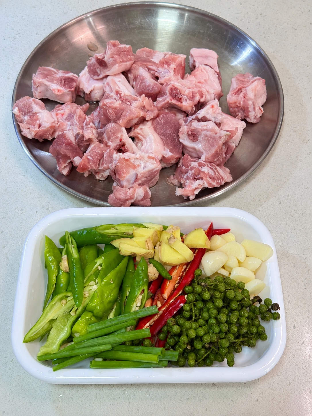 Sườn rang ti&ecirc;u xanh thơm nức: Lớp vỏ v&agrave;ng gi&ograve;n, cay t&ecirc; vừa đủ, c&agrave;ng ăn c&agrave;ng 