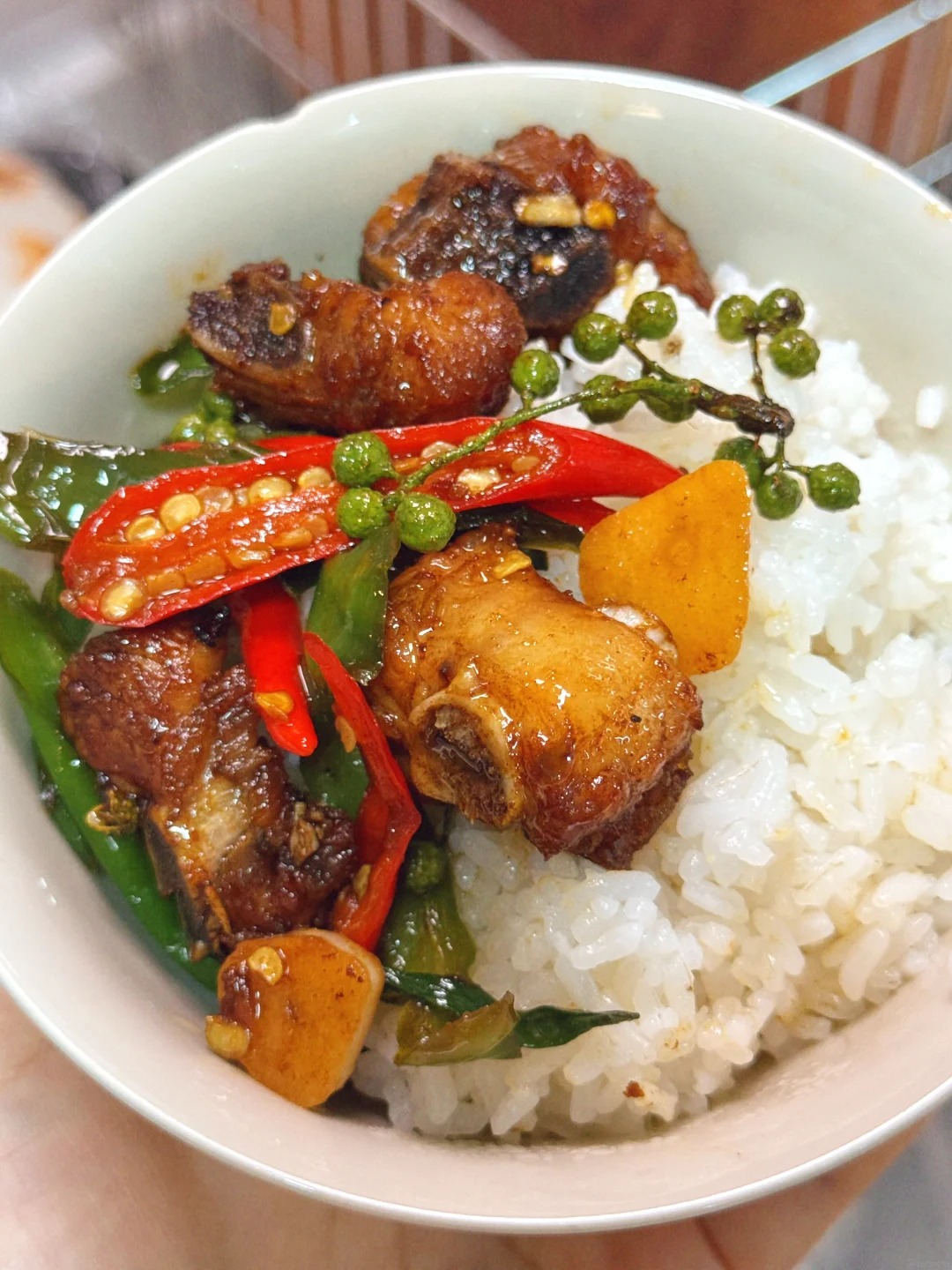 Sườn rang ti&ecirc;u xanh thơm nức: Lớp vỏ v&agrave;ng gi&ograve;n, cay t&ecirc; vừa đủ, c&agrave;ng ăn c&agrave;ng 