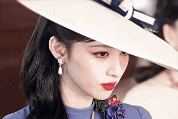 Nhìn Vương Sở Nhiên mới thấy IU chỉ như đứa trẻ con mặc trộm đồ của người lớn- Ảnh 2.