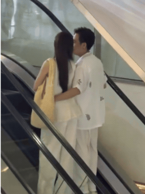2 thành viên hội bạn Trấn Thành bị "tóm" ôm sát rạt giữa trung tâm thương mại, vội có phản ứng khi bị phát hiện - Ảnh 1.