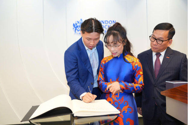 Tiến sĩ Nguyễn Thị Phương Thảo bấm n&uacute;t khai phi&ecirc;n S&agrave;n giao dịch Chứng kho&aacute;n Lu&acirc;n Đ&ocirc;n (LSE) - Ảnh 8.