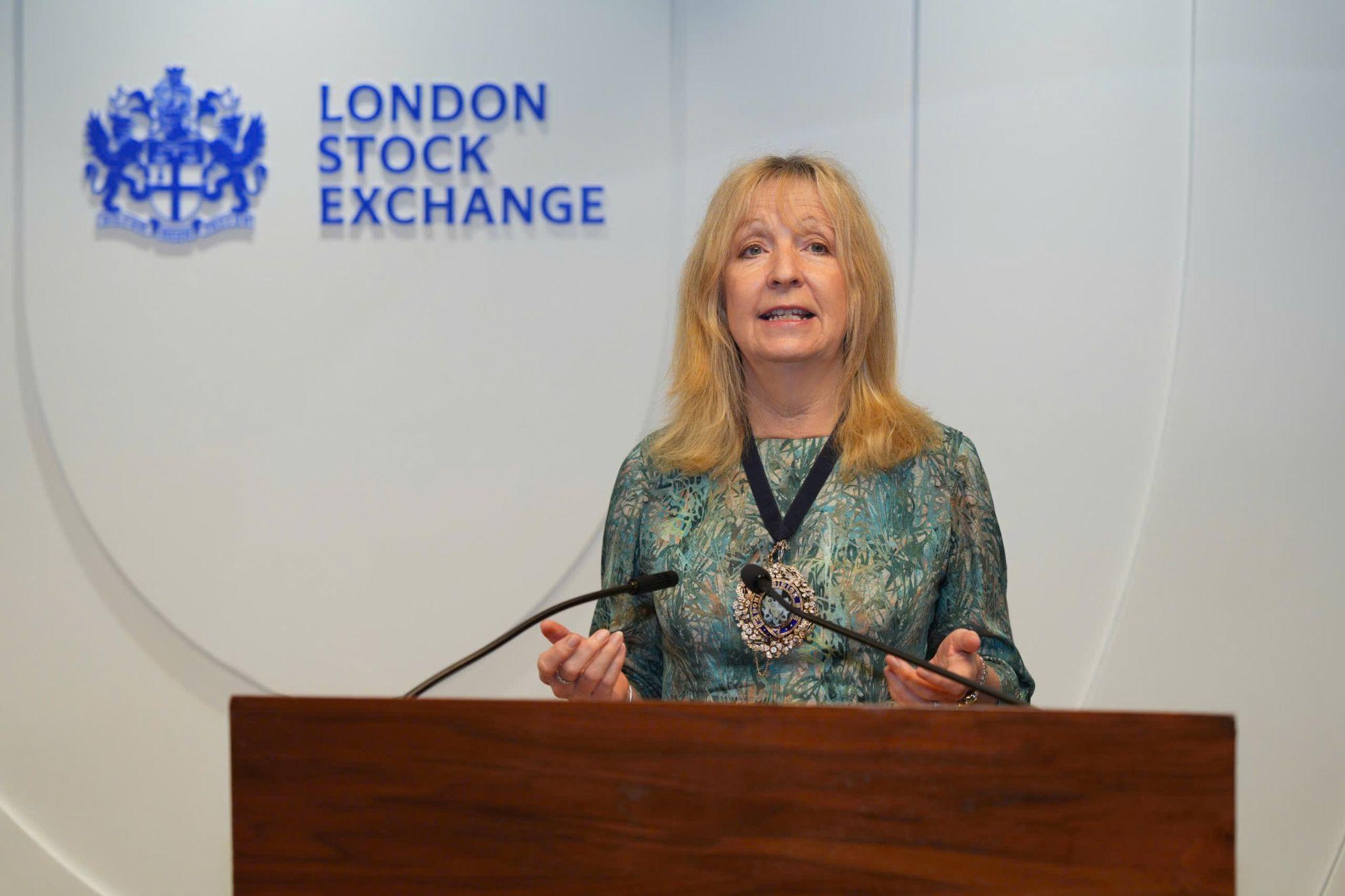 Tiến sĩ Nguyễn Thị Phương Thảo bấm n&uacute;t khai phi&ecirc;n S&agrave;n giao dịch Chứng kho&aacute;n Lu&acirc;n Đ&ocirc;n (LSE) - Ảnh 3.