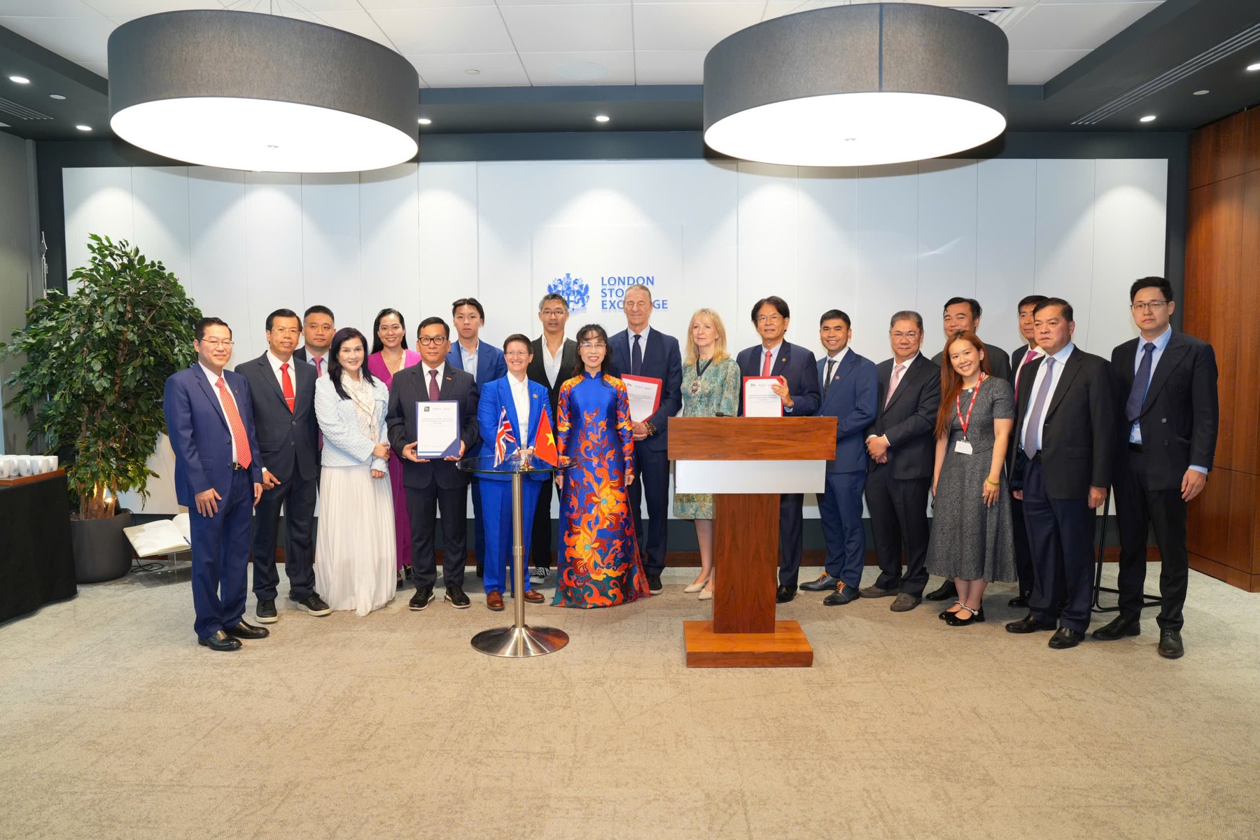 Tiến sĩ Nguyễn Thị Phương Thảo bấm n&uacute;t khai phi&ecirc;n S&agrave;n giao dịch Chứng kho&aacute;n Lu&acirc;n Đ&ocirc;n (LSE) - Ảnh 6.