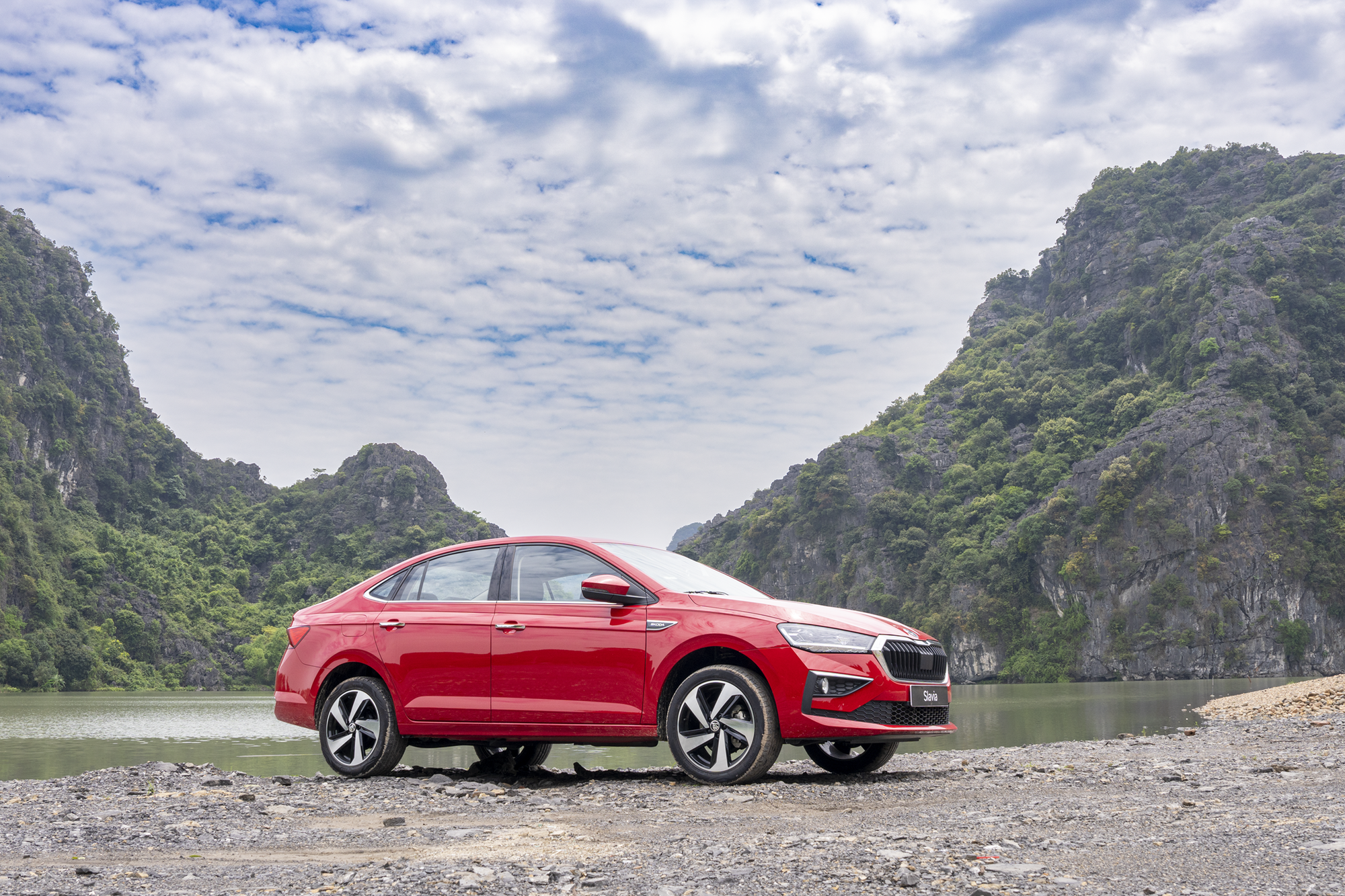 Loạt ưu đãi lớn dành từ Skoda: Giá chỉ bằng một nửa xe châu Âu cùng loại, bảo hành tới 8 năm- Ảnh 1.