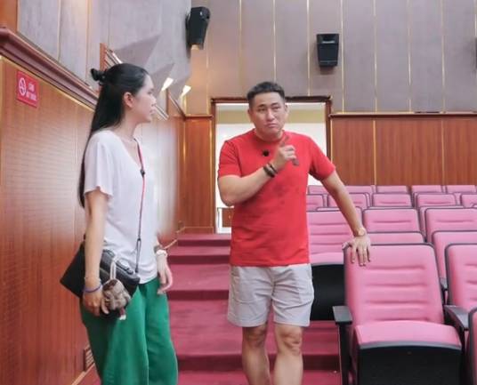 Nam nghệ sĩ quê Thanh Hóa đưa vợ đến nơi hẹn hò mối tình đầu: "Lúc đó vợ có 7 tuổi"- Ảnh 1.