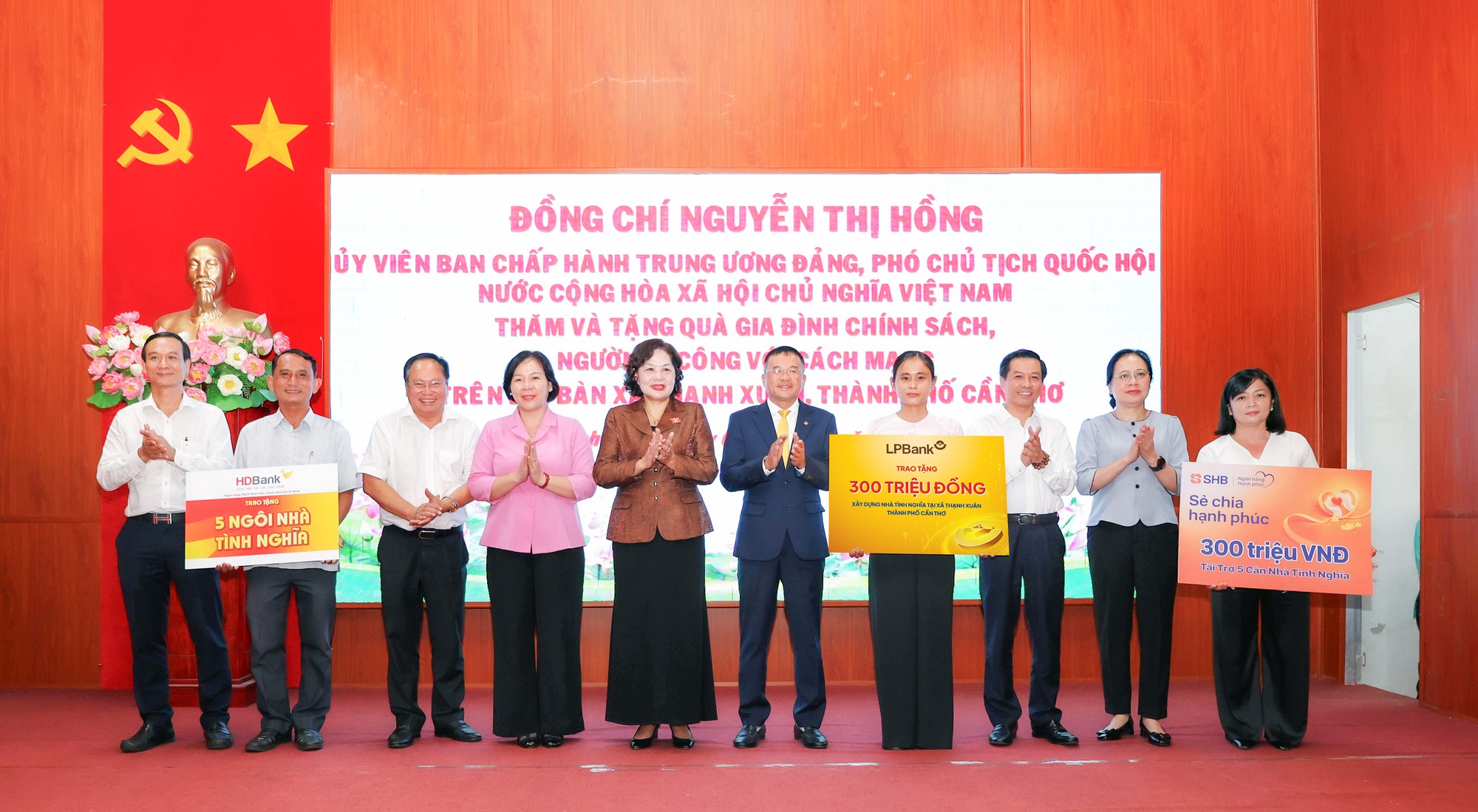 LPBank đ&oacute;ng g&oacute;p 15 tỷ đồng chăm lo người c&oacute; c&ocirc;ng, nối d&agrave;i h&agrave;nh tr&igrave;nh Đền ơn đ&aacute;p nghĩa - Ảnh 2.