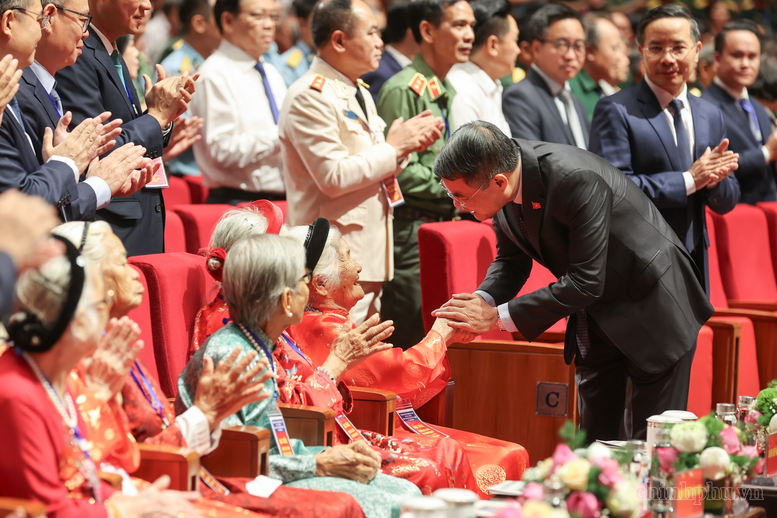 Thủ tướng Ch&iacute;nh phủ ph&aacute;t động "Phong tr&agrave;o đẩy mạnh chăm lo người c&oacute; c&ocirc;ng với c&aacute;ch mạng"- Ảnh 1.