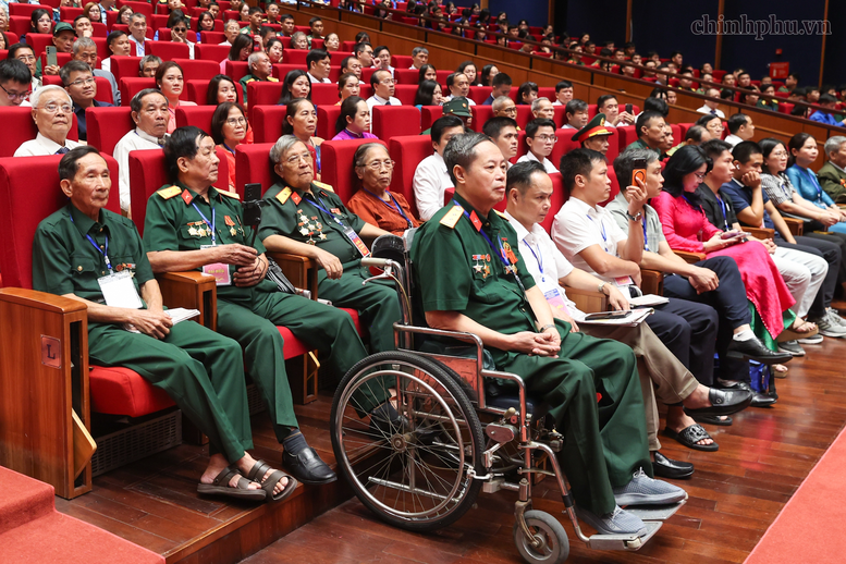 Thủ tướng Ch&iacute;nh phủ ph&aacute;t động "Phong tr&agrave;o đẩy mạnh chăm lo người c&oacute; c&ocirc;ng với c&aacute;ch mạng"- Ảnh 6.