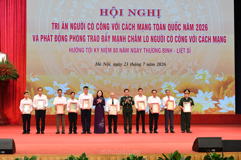 Thủ tướng Ch&iacute;nh phủ ph&aacute;t động "Phong tr&agrave;o đẩy mạnh chăm lo người c&oacute; c&ocirc;ng với c&aacute;ch mạng"- Ảnh 8.