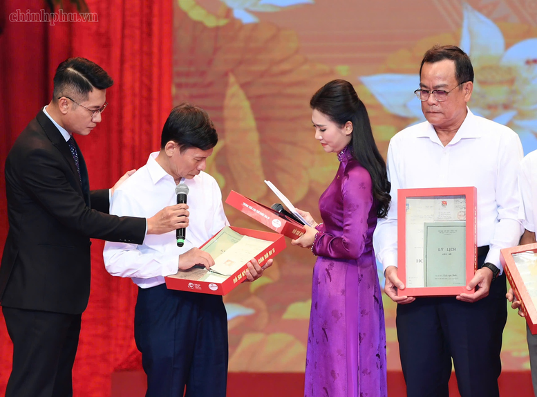 Thủ tướng Ch&iacute;nh phủ ph&aacute;t động "Phong tr&agrave;o đẩy mạnh chăm lo người c&oacute; c&ocirc;ng với c&aacute;ch mạng"- Ảnh 9.