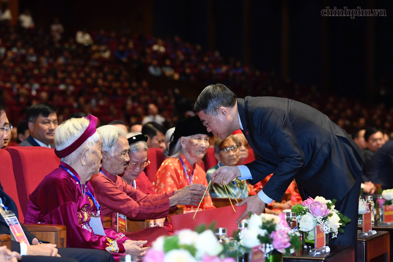 Thủ tướng Ch&iacute;nh phủ ph&aacute;t động "Phong tr&agrave;o đẩy mạnh chăm lo người c&oacute; c&ocirc;ng với c&aacute;ch mạng"- Ảnh 10.