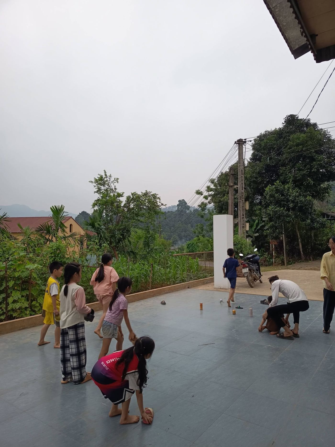 Ở H&agrave; Nội hơn chục năm, thu nhập hai vợ chồng chỉ đủ 'v&eacute;n' từng th&aacute;ng, về qu&ecirc; mới biết m&igrave;nh đang ngh&egrave;o nhất- Ảnh 1.