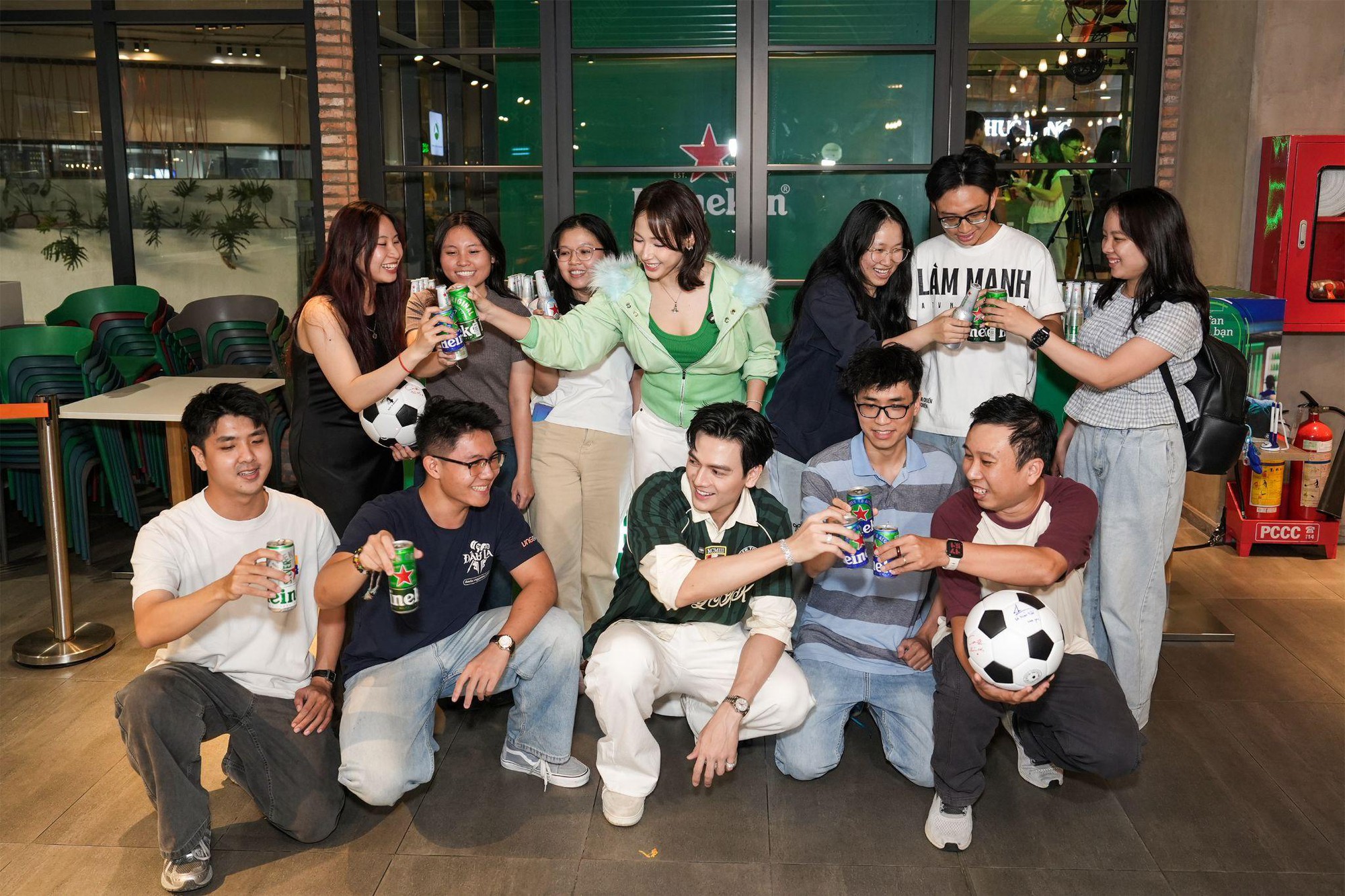 Heineken FanStation &ldquo;đổ bộ&rdquo; VNG Campus: Khi văn ph&ograve;ng ho&aacute; &ldquo;s&acirc;n nh&agrave;&rdquo; - nơi fan c&ugrave;ng đam m&ecirc; mở kết nối th&agrave;nh bạn- Ảnh 2.