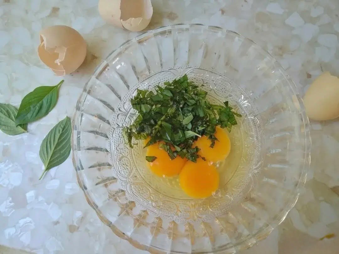 Vẫn là món trứng chiên nhưng cho thêm nắm lá này thái nhỏ, hương vị nâng tầm, thơm nức mũi và ngon vô cùng- Ảnh 2.