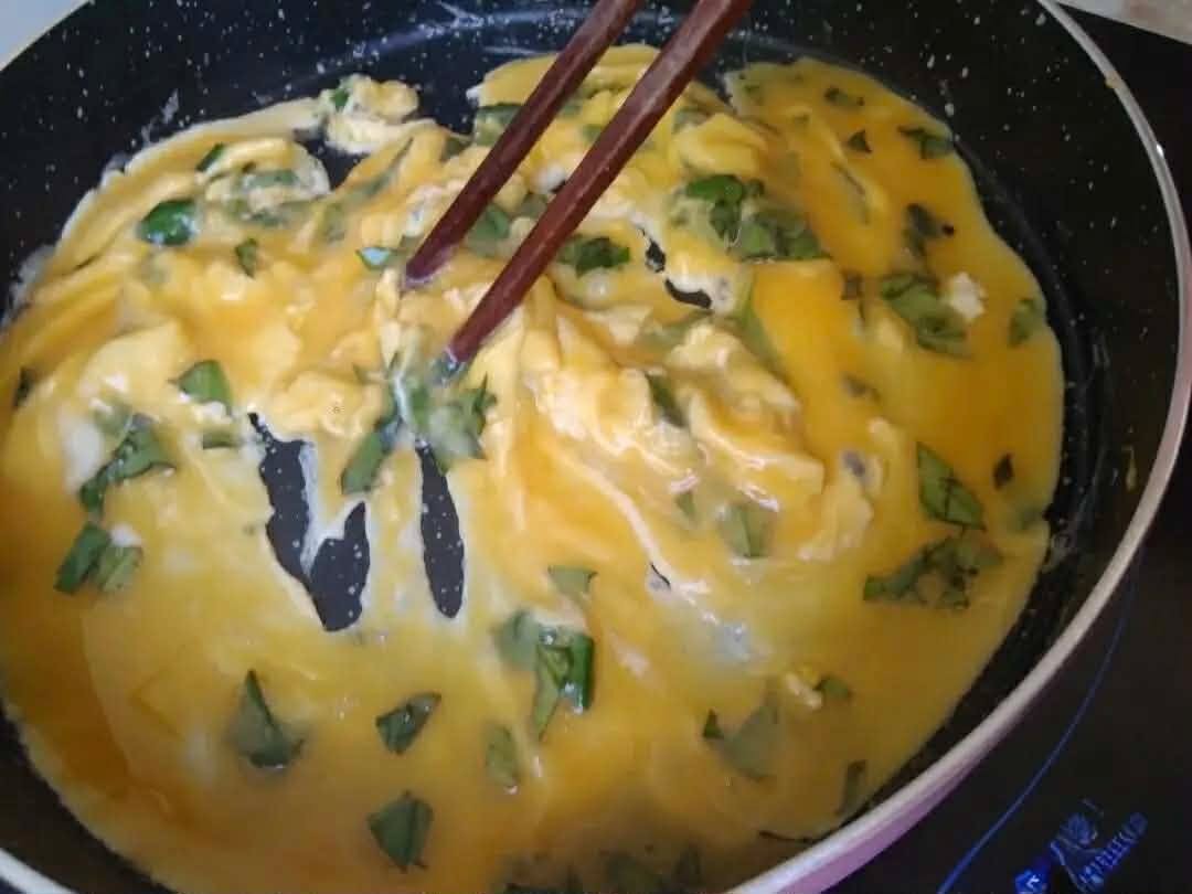 Vẫn là món trứng chiên nhưng cho thêm nắm lá này thái nhỏ, hương vị nâng tầm, thơm nức mũi và ngon vô cùng- Ảnh 11.
