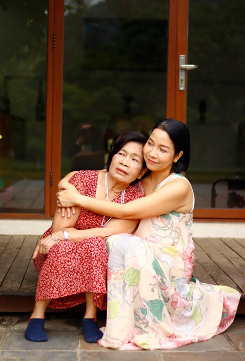 Mẹ ruột Mỹ Linh 85 tuổi vẫn hộ tống con gái- Ảnh 2.