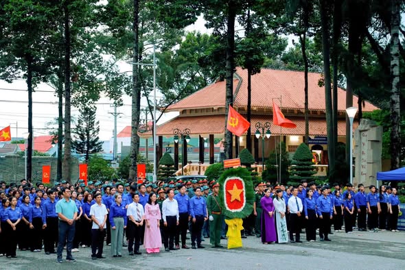 Tuổi trẻ Th&agrave;nh phố Hồ Ch&iacute; Minh thắp s&aacute;ng ngọn nến tri &acirc;n, lan tỏa đạo l&yacute; "Uống nước nhớ nguồn" - Ảnh 1.