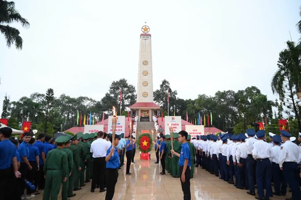 Tuổi trẻ Th&agrave;nh phố Hồ Ch&iacute; Minh thắp s&aacute;ng ngọn nến tri &acirc;n, lan tỏa đạo l&yacute; "Uống nước nhớ nguồn" - Ảnh 4.