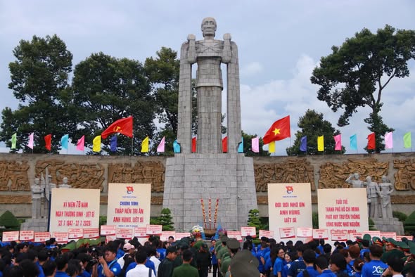 Tuổi trẻ Th&agrave;nh phố Hồ Ch&iacute; Minh thắp s&aacute;ng ngọn nến tri &acirc;n, lan tỏa đạo l&yacute; "Uống nước nhớ nguồn" - Ảnh 2.