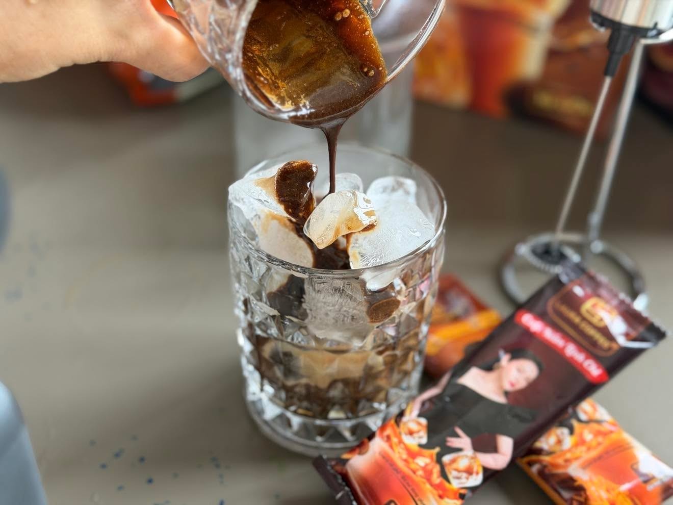 "Laura c&agrave; ph&ecirc;" phủ s&oacute;ng to&agrave;n MXH: Đậm đ&agrave;, s&aacute;nh kẹo, hậu vị kh&ocirc;ng bị chua - thực tế ra sao m&agrave; hot thế? - Ảnh 2.