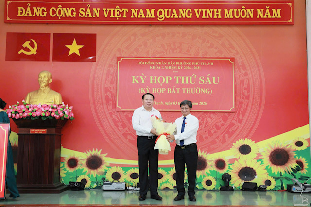 HĐND phường Ph&uacute; Thạnh bầu &ocirc;ng Trương Tiến Triển giữ chức Chủ tịch UBND phường - Ảnh 1.
