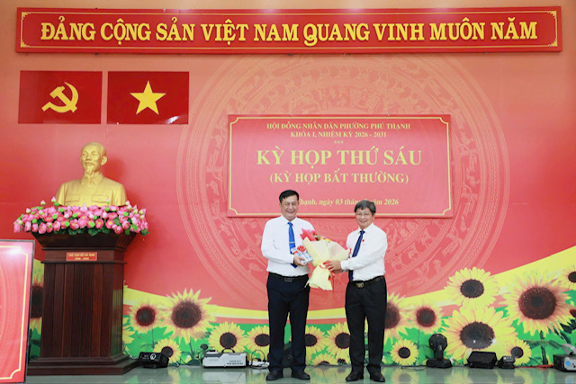 HĐND phường Ph&uacute; Thạnh bầu &ocirc;ng Trương Tiến Triển giữ chức Chủ tịch UBND phường - Ảnh 2.