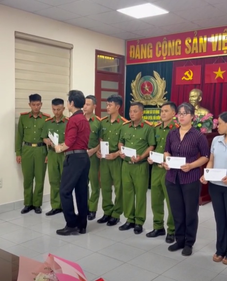 Ngọc Sơn tặng quà cho các chiến sĩ công an có hoàn cảnh khó khăn- Ảnh 1.