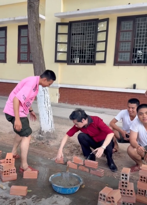 Ngọc Sơn tặng quà cho các chiến sĩ công an có hoàn cảnh khó khăn- Ảnh 2.