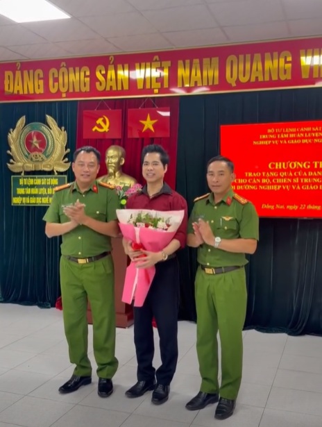Ngọc Sơn tặng quà cho các chiến sĩ công an có hoàn cảnh khó khăn- Ảnh 3.