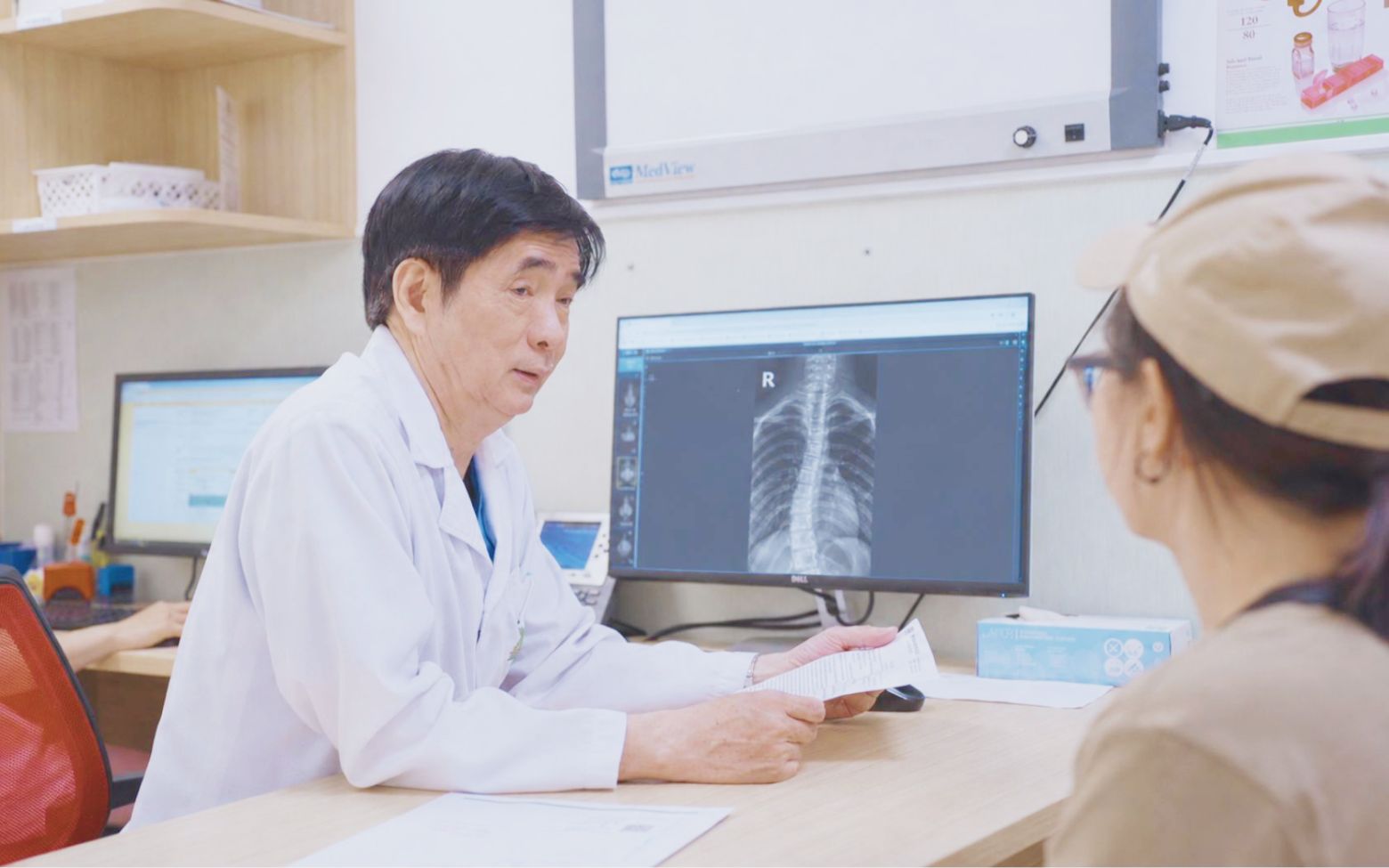 Cong vẹo cột sống ở trẻ diễn biến &acirc;m thầm, phụ huynh kh&ocirc;ng n&ecirc;n chủ quan - Ảnh 2.